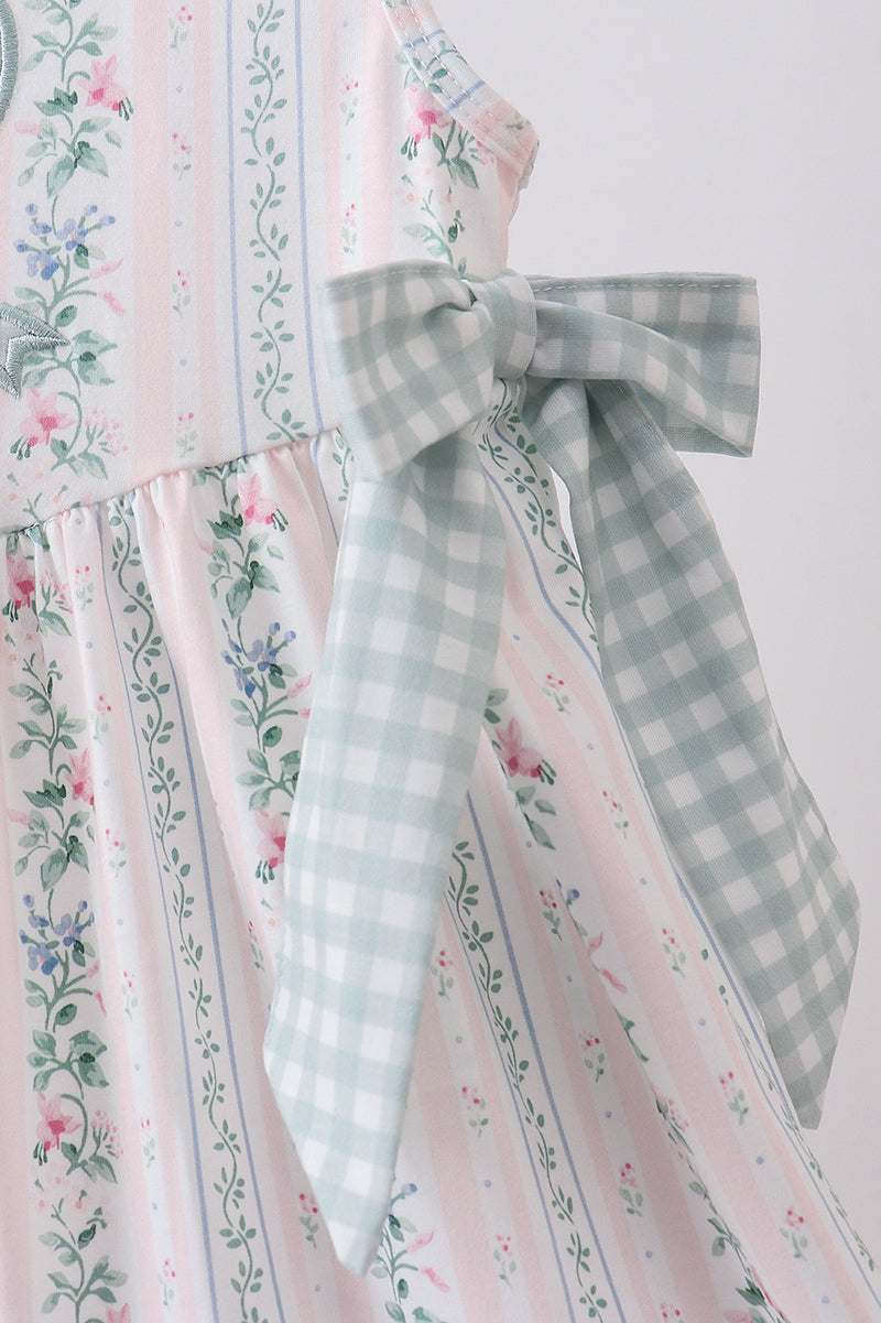 Robe ornée d'appliqués floraux et d'un nœud