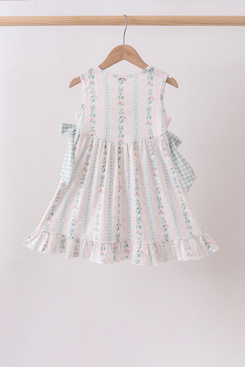 Robe ornée d'appliqués floraux et d'un nœud