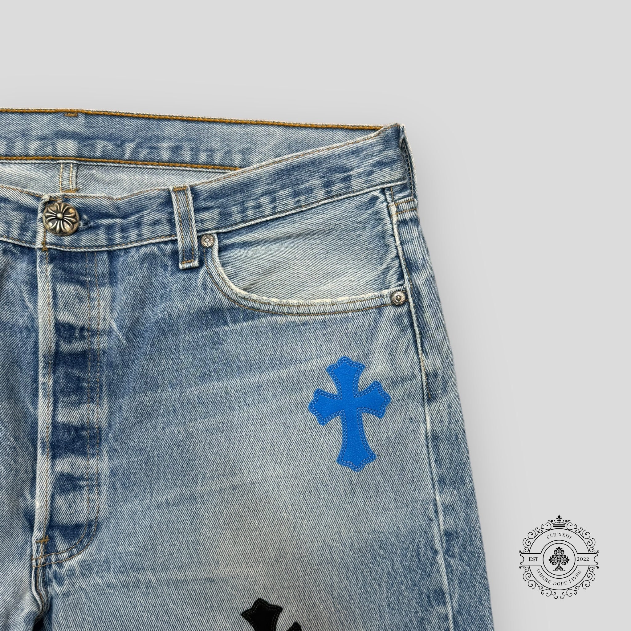 Jean Chrome Hearts à patch croix bleu