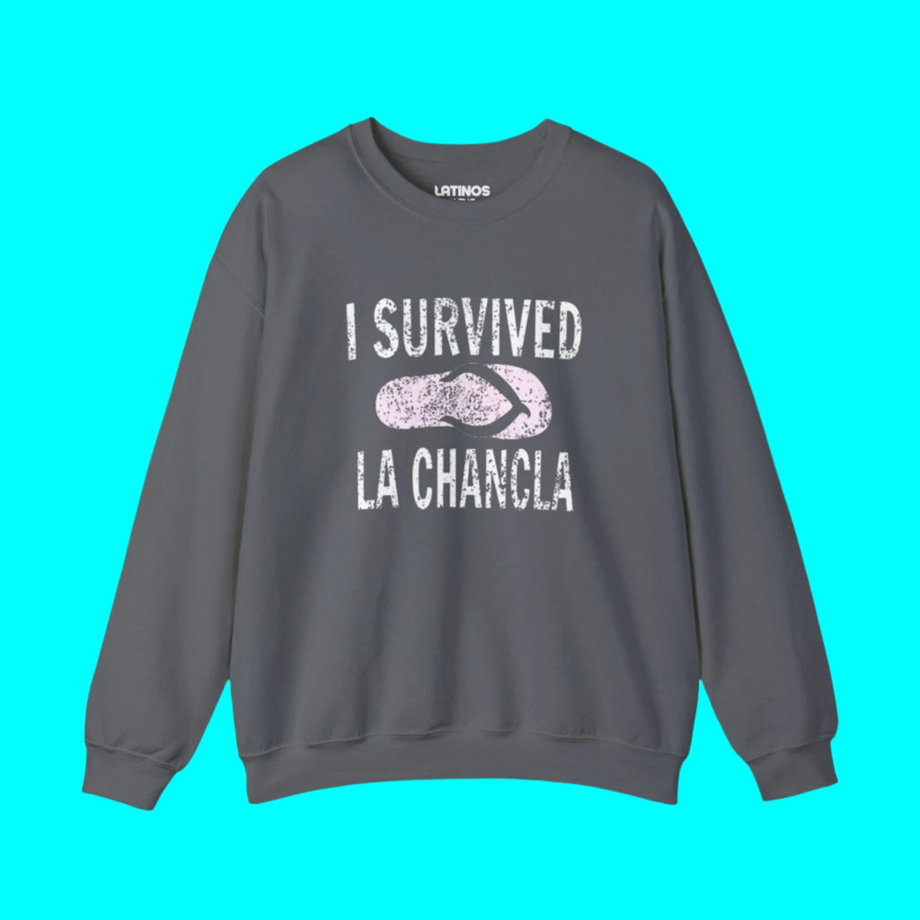 Sweat-shirt à col rond doublé polaire "J'ai Survécu à La Chancla" | Conception humoristique Chancleta Fierté Latino Drôle Viral | 3 couleurs
