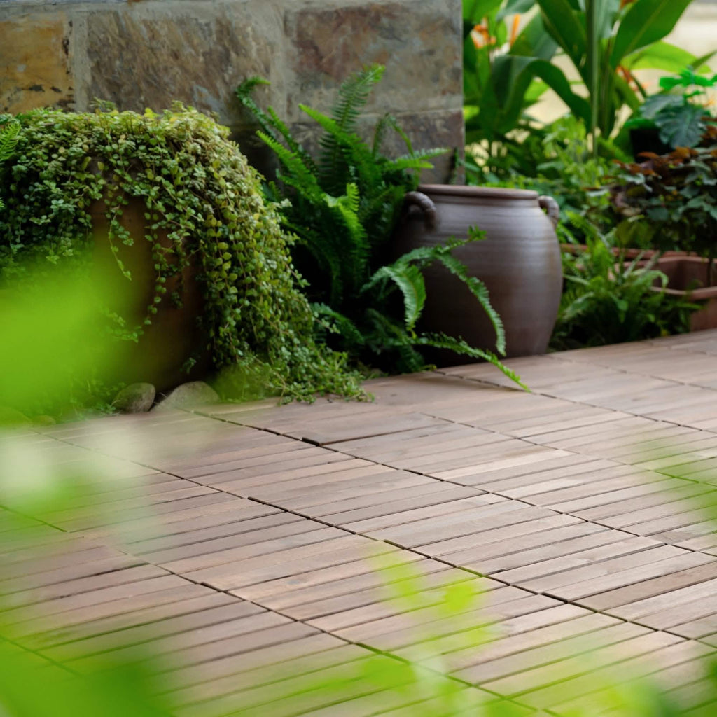 Dalles de terrasse en teck imbriquées carrées de 30 x 30 cm