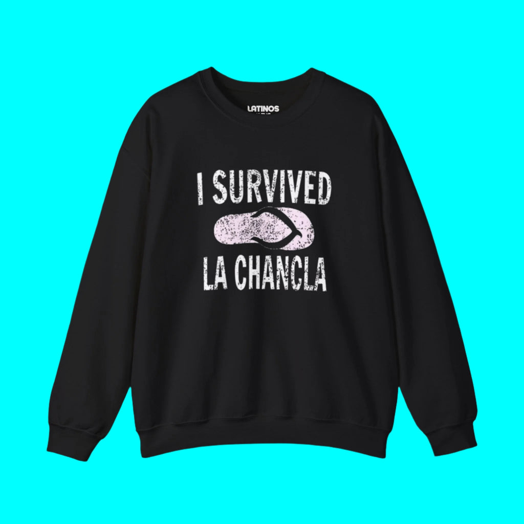 Sweat-shirt à col rond doublé polaire "J'ai Survécu à La Chancla" | Conception humoristique Chancleta Fierté Latino Drôle Viral | 3 couleurs