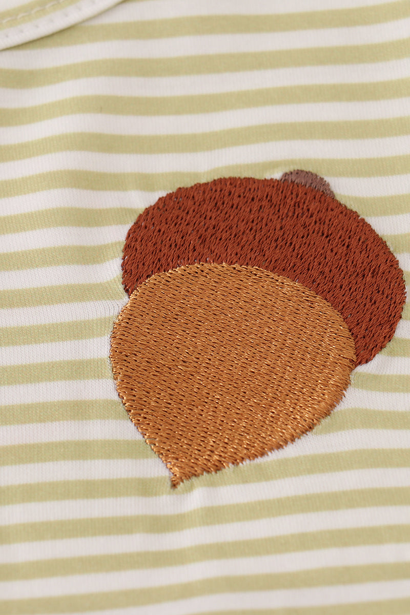 Robe à rayures brodées de pommes de pin