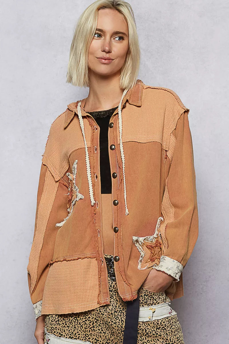 Veste à capuche boutonnée POL avec motif d'étoiles