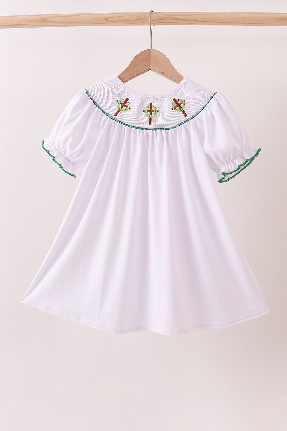 Robe smockée blanche, couronne