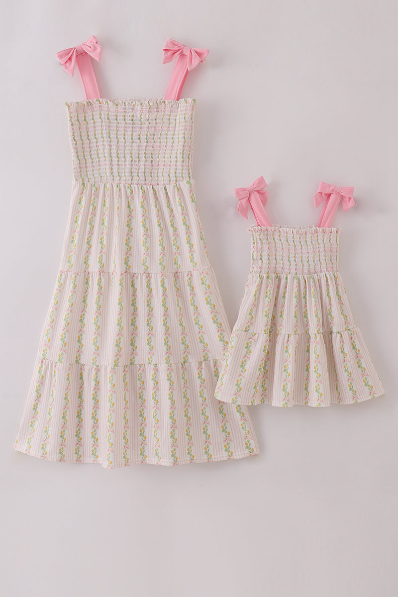 Robe maman-enfant smockée étagée avec nœud, imprimé citron rose