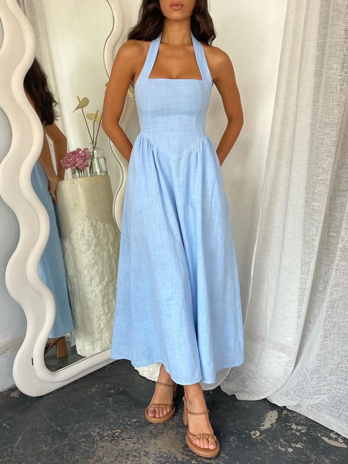 Robe midi noire ruchée à encolure dos nu – Une robe élégante et sophistiquée pour femme