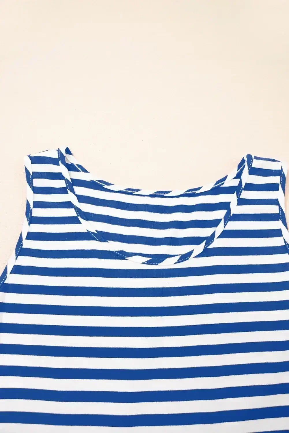 Mini-robe ample sans manches à col en U et rayures noires