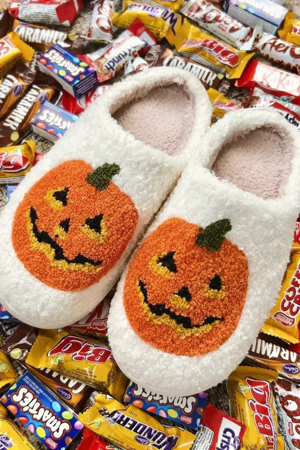 Pantoufles en peluche noires à imprimé citrouille d'Halloween