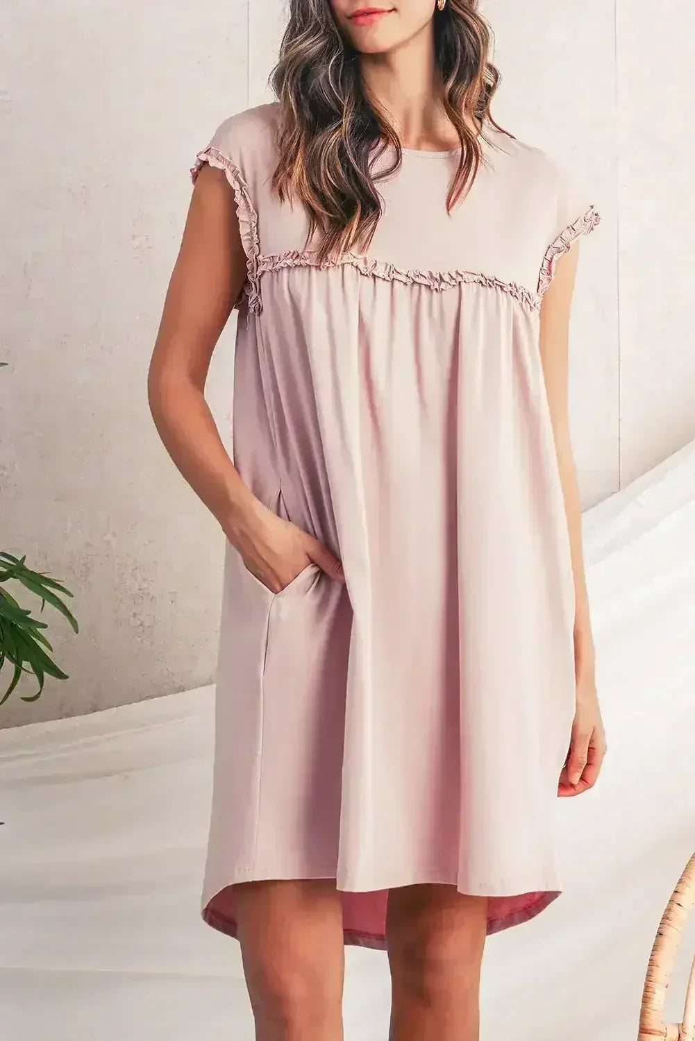 Mini-robe ample col rond à volants couleur avoine