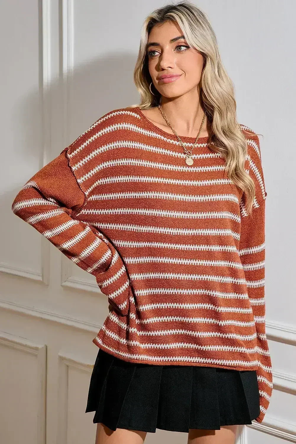 Pull décontracté à rayures marron, col rond et épaules tombantes