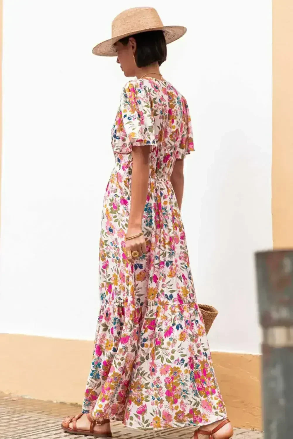 Robe longue rouge fleurie à manches courtes, col en V et taille haute