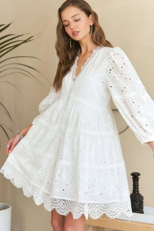 Robe babydoll à volants et détails en dentelle et œillets avec col en V pour femme – Robe bohème chic féminine, vaporeuse, dentelle et œillets élégants