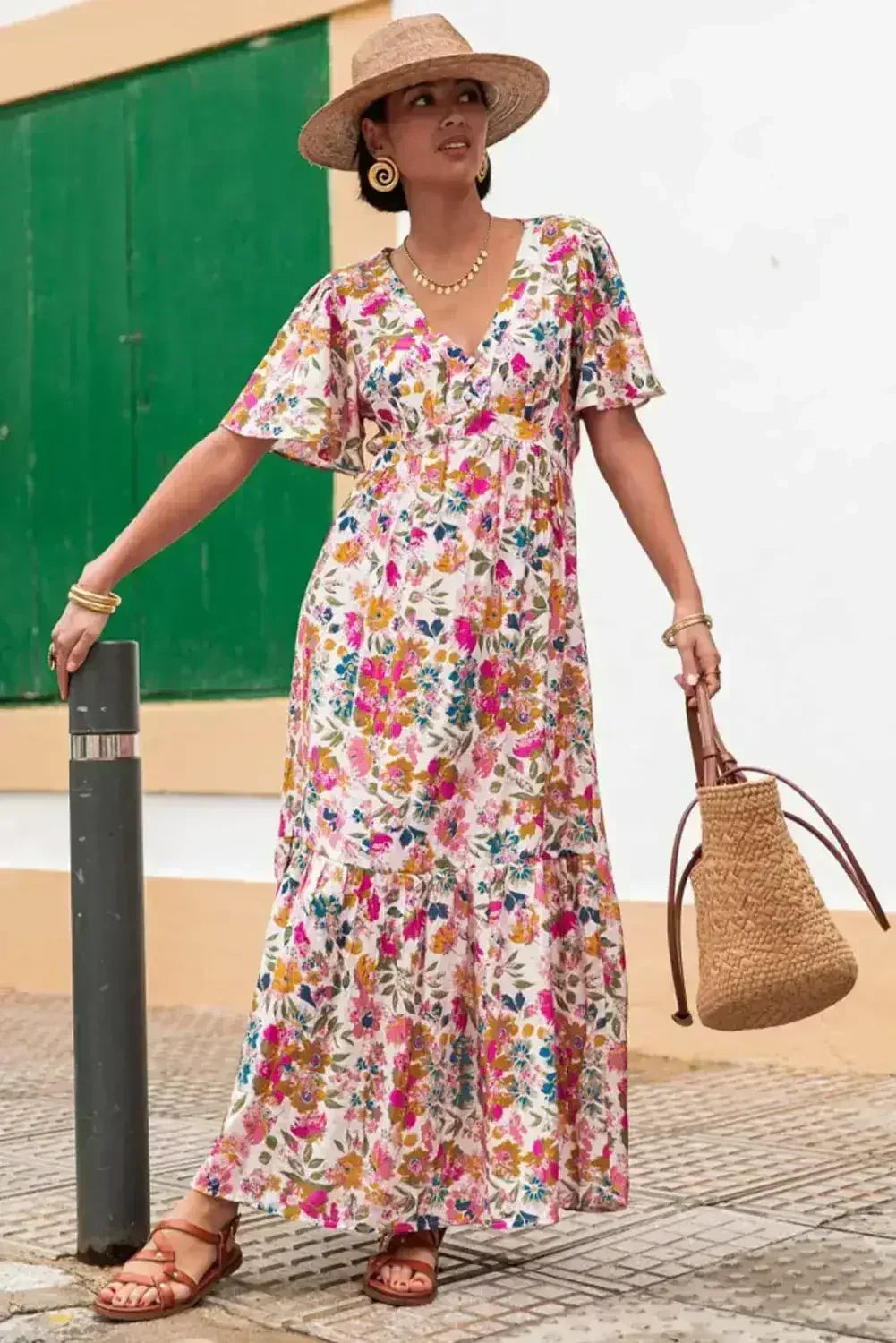Robe longue rouge fleurie à manches courtes, col en V et taille haute