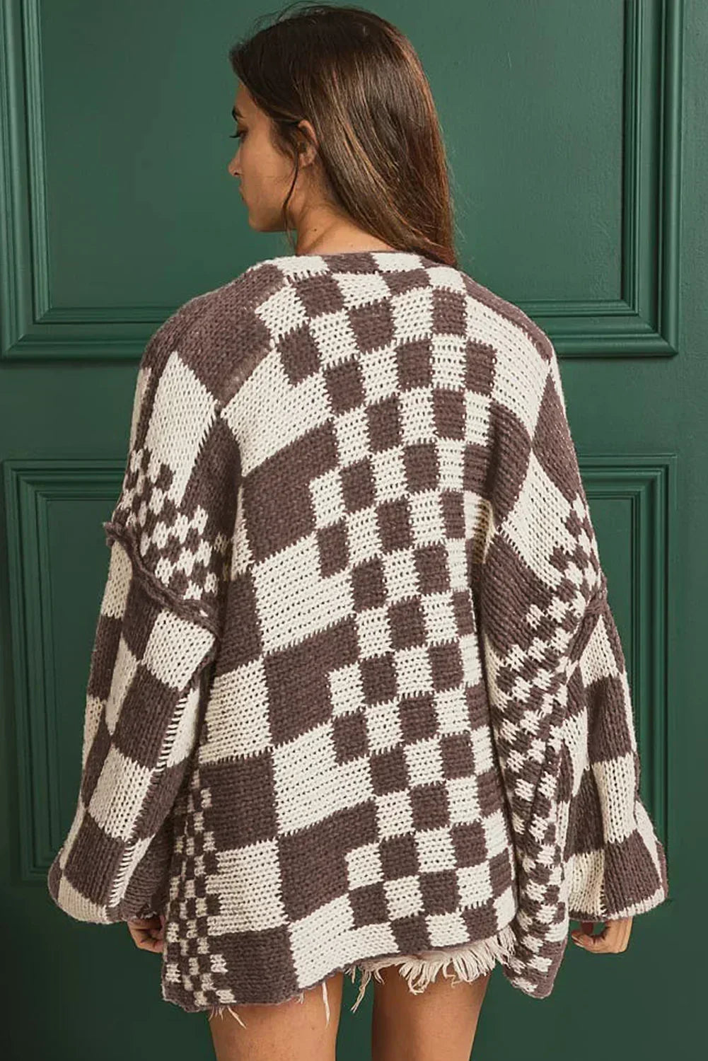 Cardigan en maille à carreaux color block taupe et ouvert sur le devant
