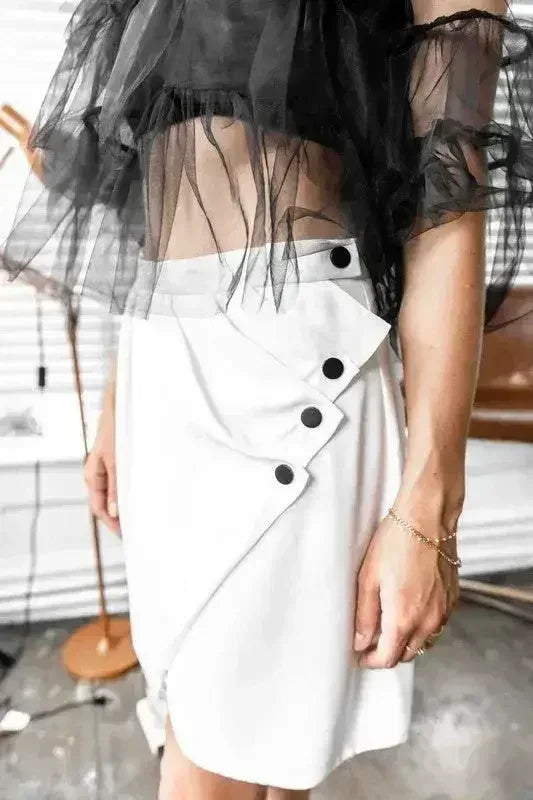 Mini-jupe asymétrique superposée boutonnée blanche