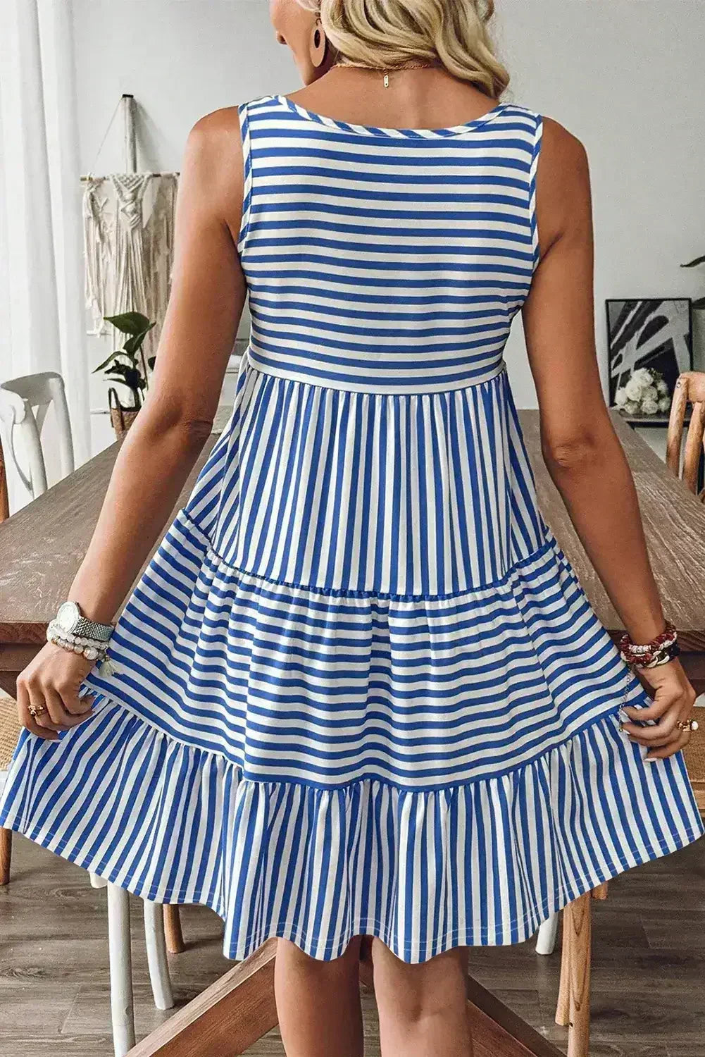 Mini-robe ample sans manches à col en U et rayures noires