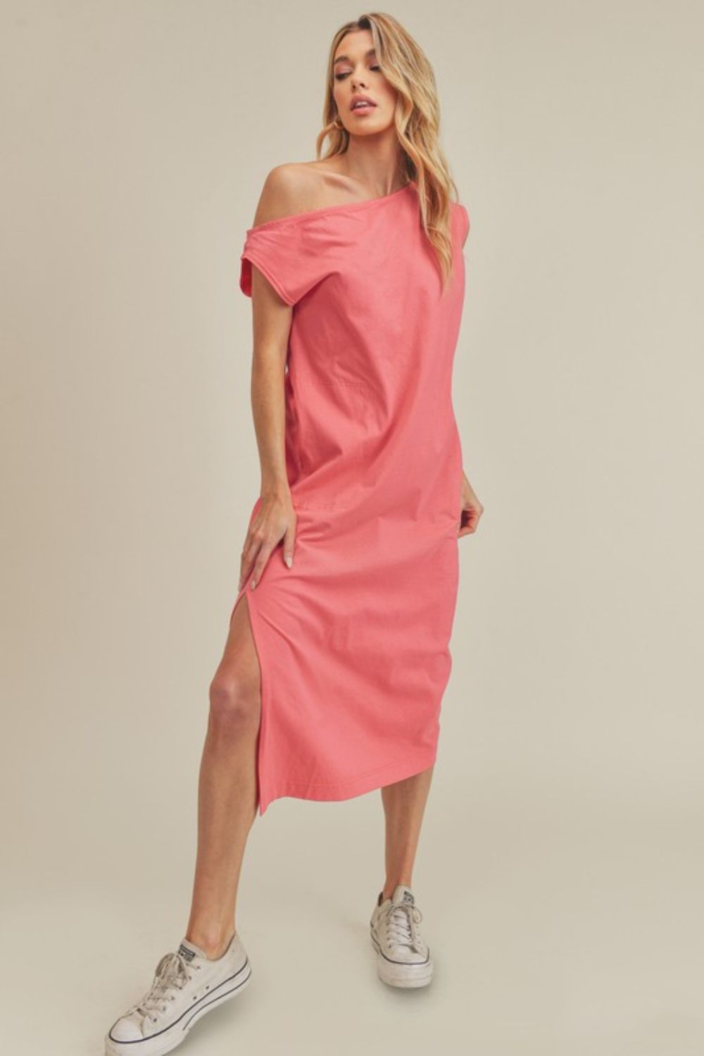 Robe Midi Sans Manches Col Rond Fente Latérale Pour Femmes Polyvalente, Chic et Confortable pour Toute Occasion