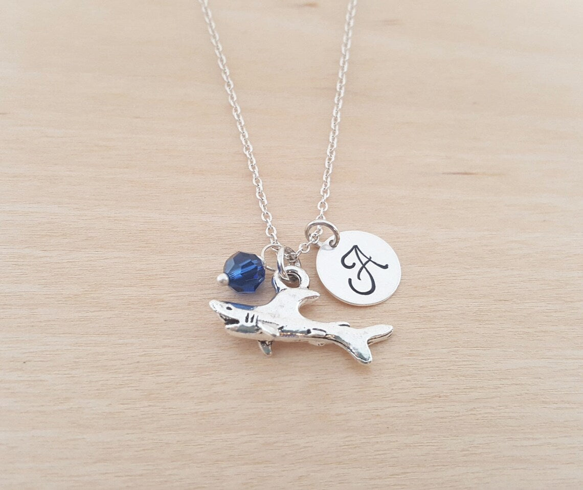 Collier Requin – Argent Sterling avec Pierre de Naissance et Breloque Initiale
