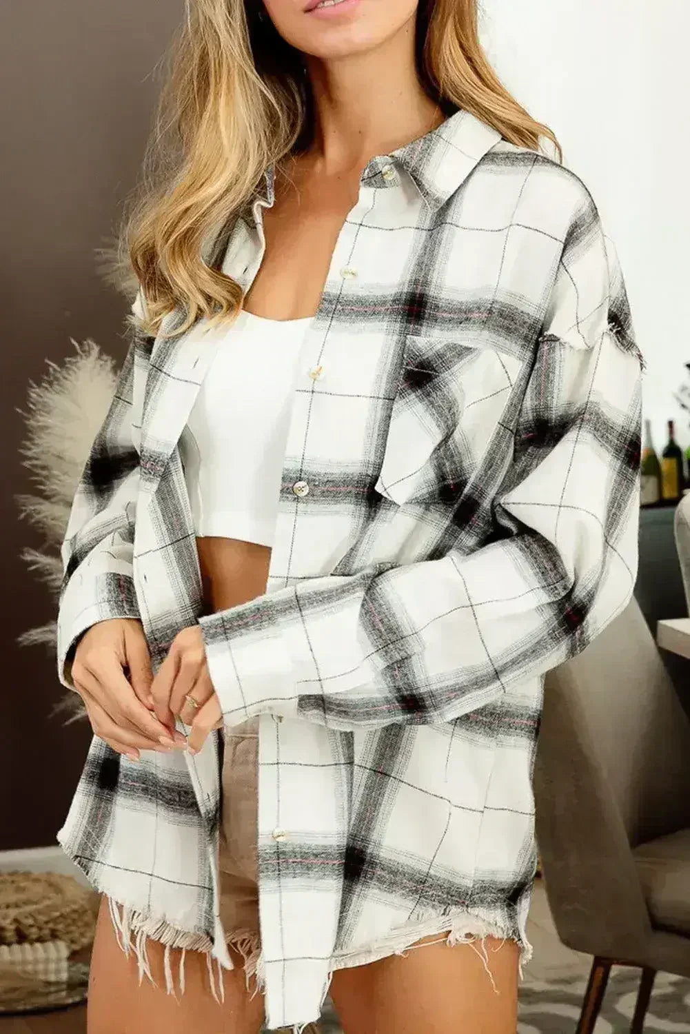 Veste boutonnée à carreaux blancs avec ourlet brut et poches