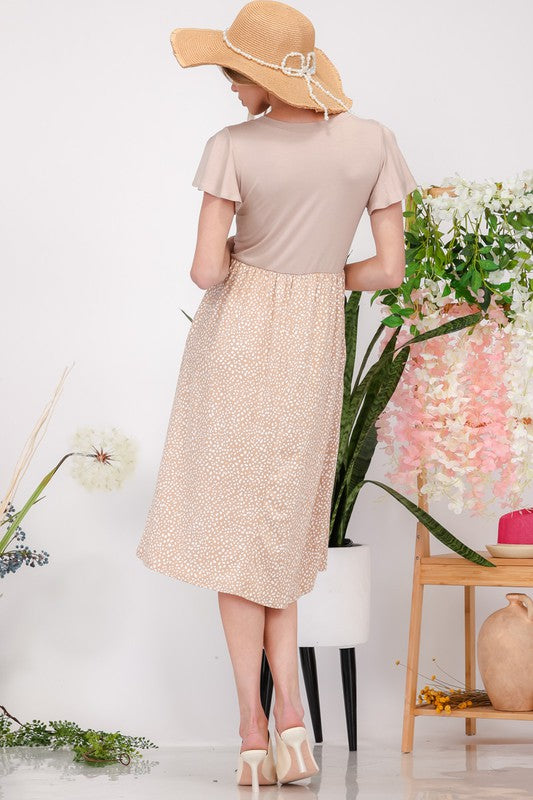 Robe d'été midi Celeste grande taille à pois, col rond et manches papillon pour femmes – Une robe ludique, féminine et élégante pour toutes les occasions