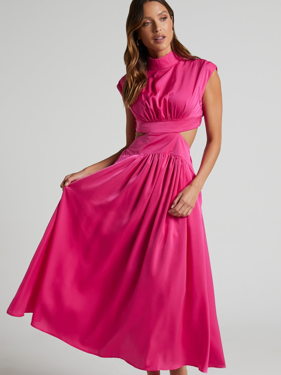 Robe élégante sans manches froncée à col montant et découpes modernes pour femme