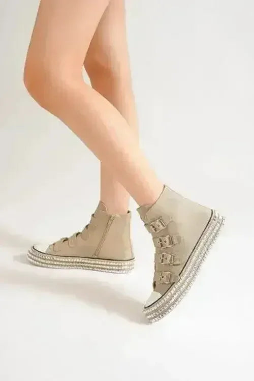 Baskets à plateforme cloutées avec brides à boucles multiples Beast Fashion