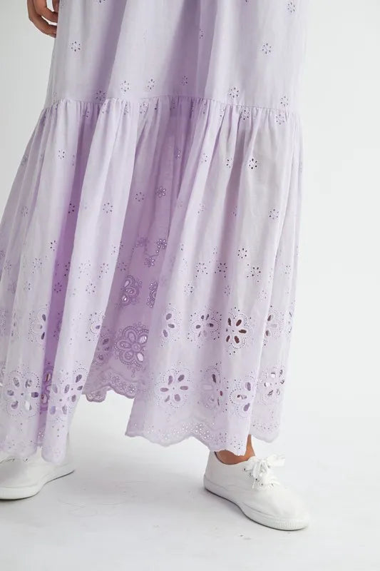 Robe longue en dentelle œillet avec détails de bretelles latérales – Robe longue en dentelle œillet élégante et fluide, design moderne avec bretelles latérales, robe longue d'été formelle, robe de soirée sophistiquée