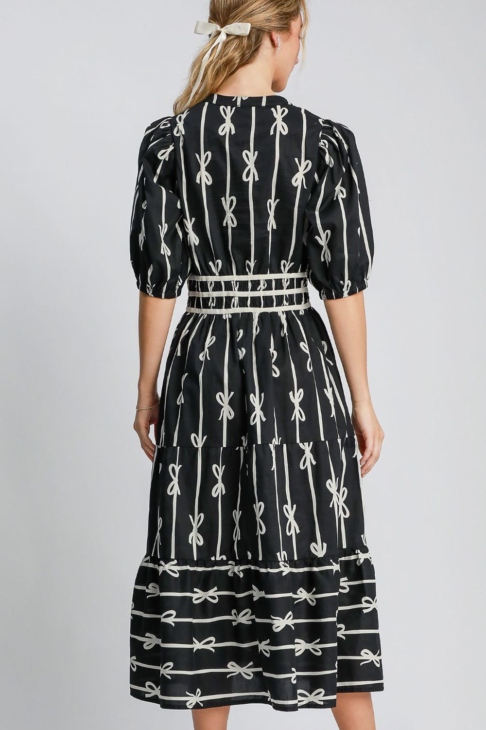 Robe midi imprimée à nœud papillon avec liseré en velours contrastant – Imprimé nœud papillon élégant, encolure à encoche moderne, liseré en velours luxueux, robe midi sophistiquée pour les occasions spéciales