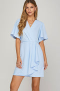 Mini-robe cache-cœur à volants et manches courtes flottantes pour femme – Mini-robe cache-cœur ludique et féminine à manches flottantes