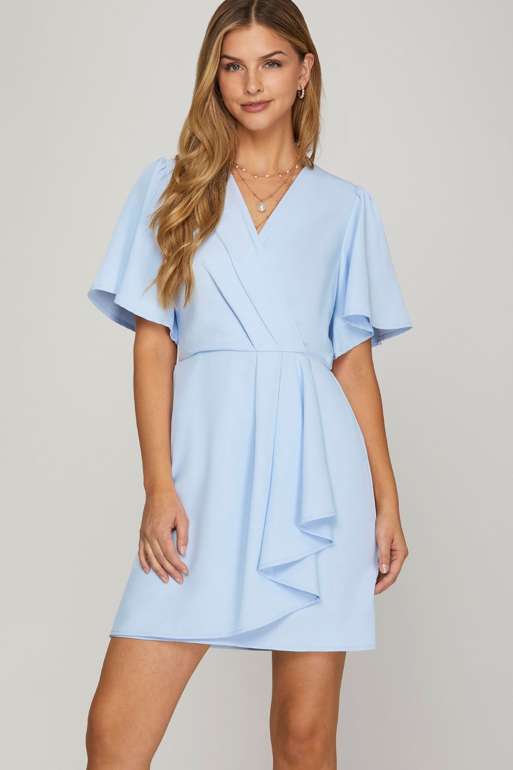 Mini-robe cache-cœur à volants et manches courtes flottantes pour femme – Mini-robe cache-cœur ludique et féminine à manches flottantes