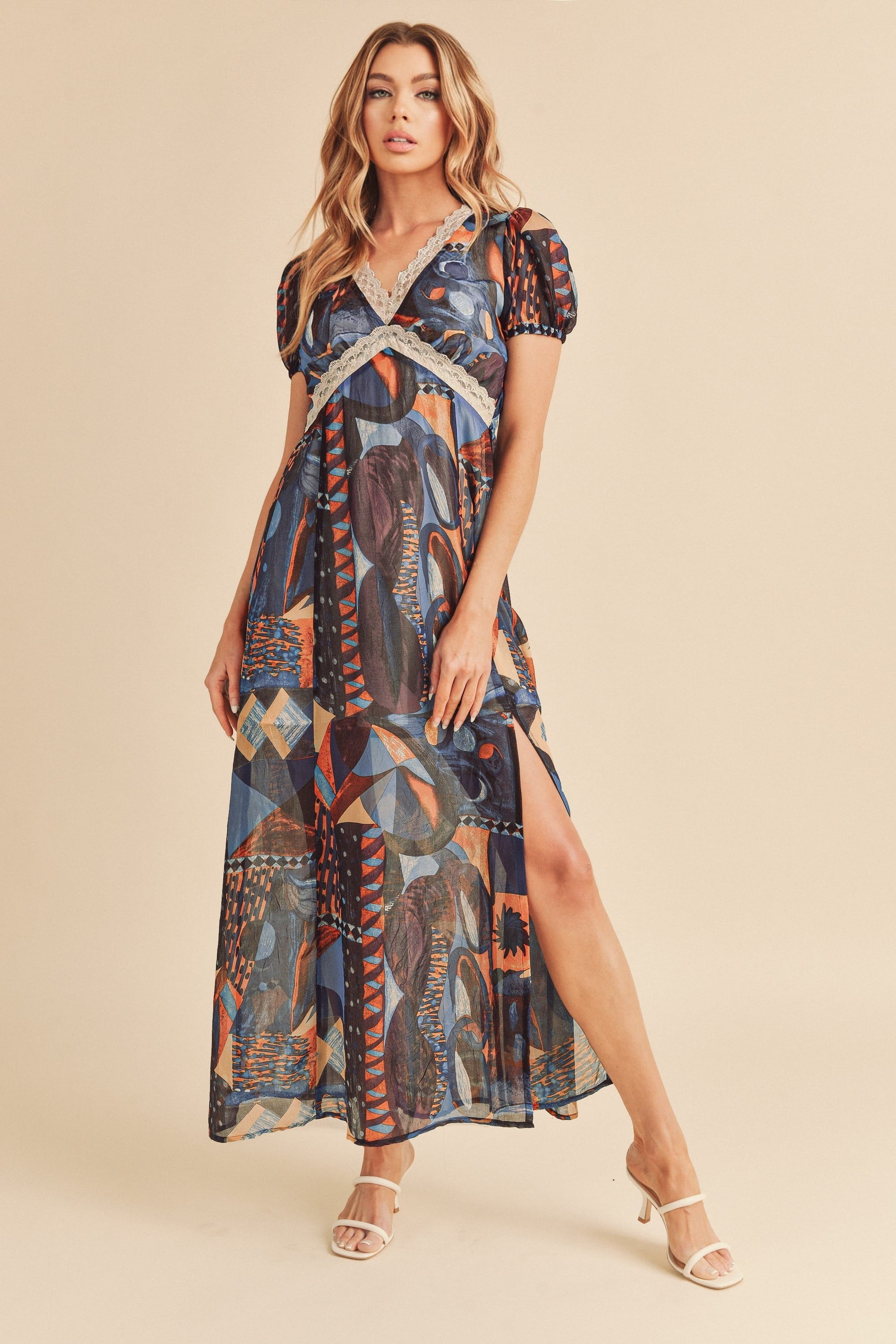 Robe longue confortable à manches courtes pour femme avec fente et imprimé géométrique détaillé en dentelle, dentelle élégante, fente séduisante, imprimé géométrique sophistiqué pour occasions décontractées et habillées