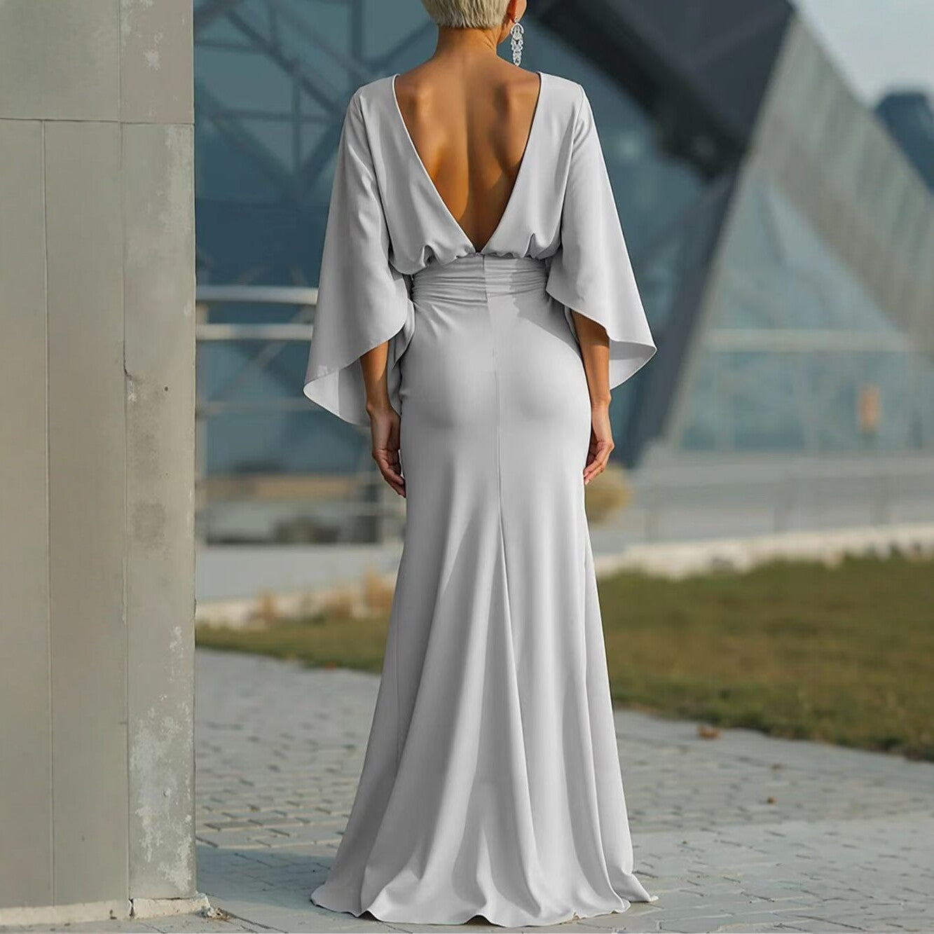 Robe longue élégante pour femme, dos nu, plissée, manches chauve-souris — Robe sirène argentée