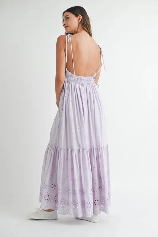 Robe longue en dentelle œillet avec détails de bretelles latérales – Robe longue en dentelle œillet élégante et fluide, design moderne avec bretelles latérales, robe longue d'été formelle, robe de soirée sophistiquée