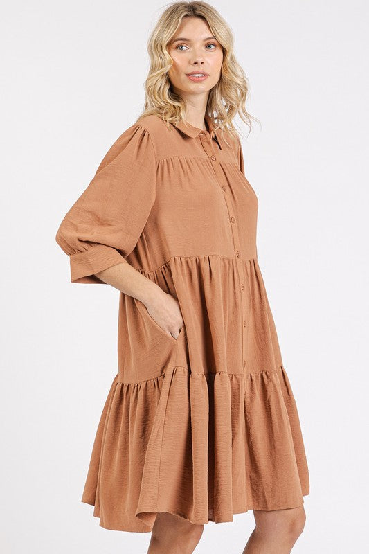 Robe Chemise Étudiée à Col et Niveaux avec Boutons – Robe sophistiquée et polyvalente avec des détails boutonnés classiques et une silhouette à niveaux flatteuse
