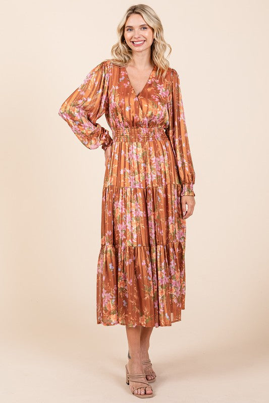 Robe longue d'été smockée à rayures lurex en satin imprimé floral – Robe longue élégante, Robe en satin lurex, Robe florale, Robe à taille smockée, Robe longue romantique, Robe de cérémonie