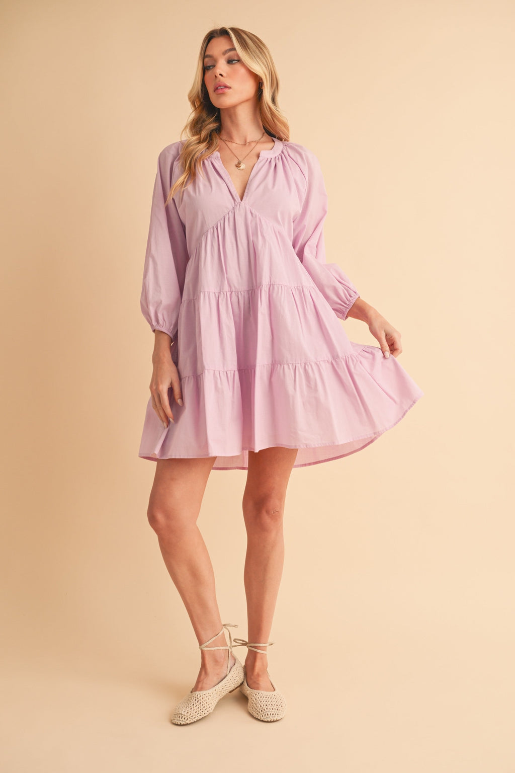 Mini-Robe Étudiée à Manches Ballon et Volants Superposés pour Femme – Un Style Tendance et Chic avec des Manches Ballon Modernes et des Volants Étudiés pour un Look Joueur et Coquet