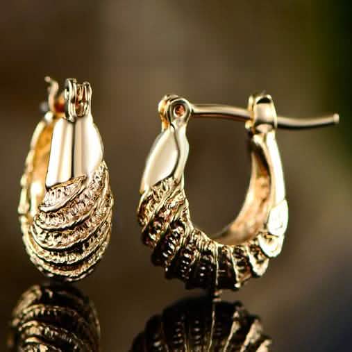 Boucles d'oreilles créoles sculptées plaquées or 18 carats