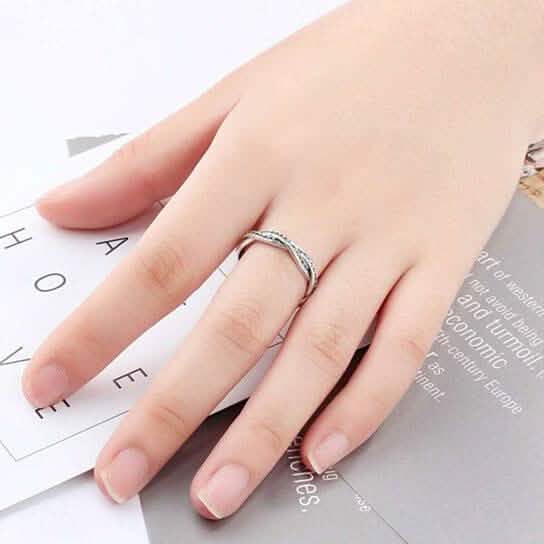 Bande d'éternité tressée en or blanc 18 carats