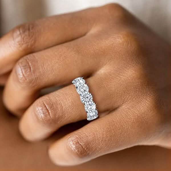 Bague éternité en or blanc 18 carats plaqué, simulant des diamants