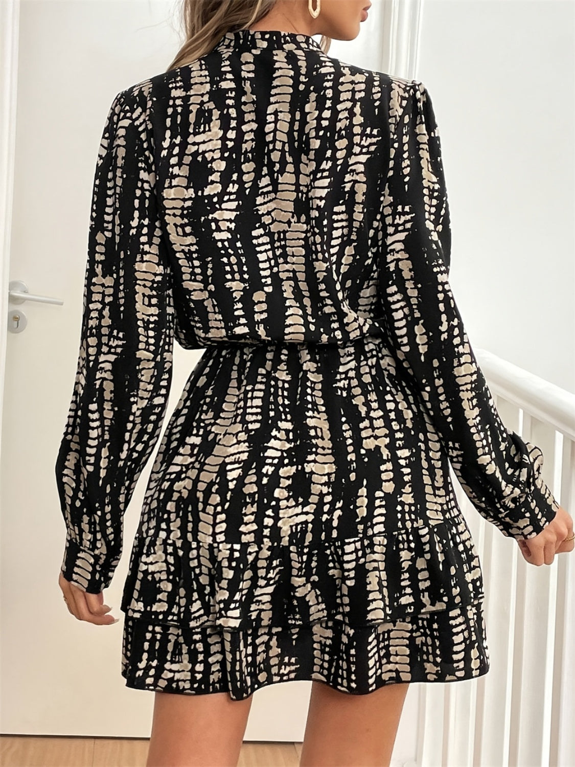 Robe courte à manches longues imprimée bleu marine élégante et chic pour toutes les occasions