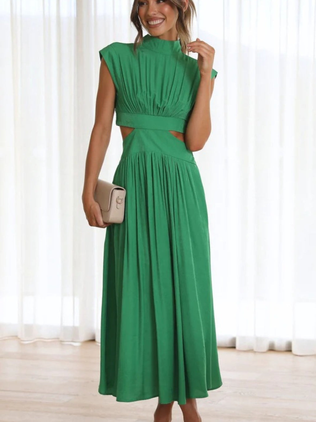 Robe élégante sans manches froncée à col montant et découpes modernes pour femme