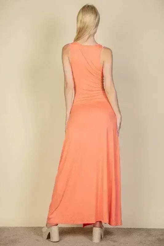 Robe Décolletée à Fente sur la Cuisse