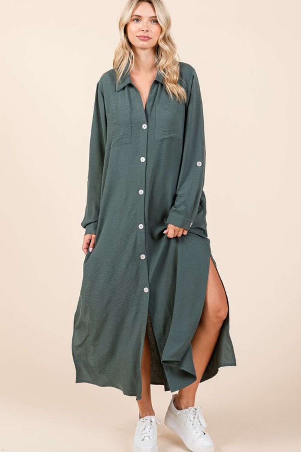 Robe longue fluide pour femme avec col en V, manches longues et boutons, robe longue décontractée, élégante et polyvalente avec détails boutonnés et fente pour un style sans effort