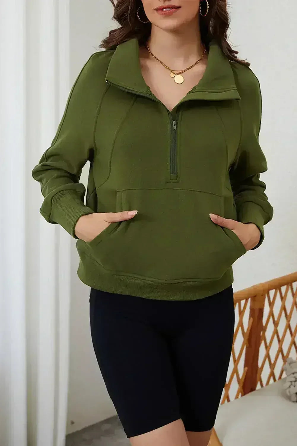 Sweat-shirt à col montant zippé quart, couleur vert mousse, avec poche kangourou