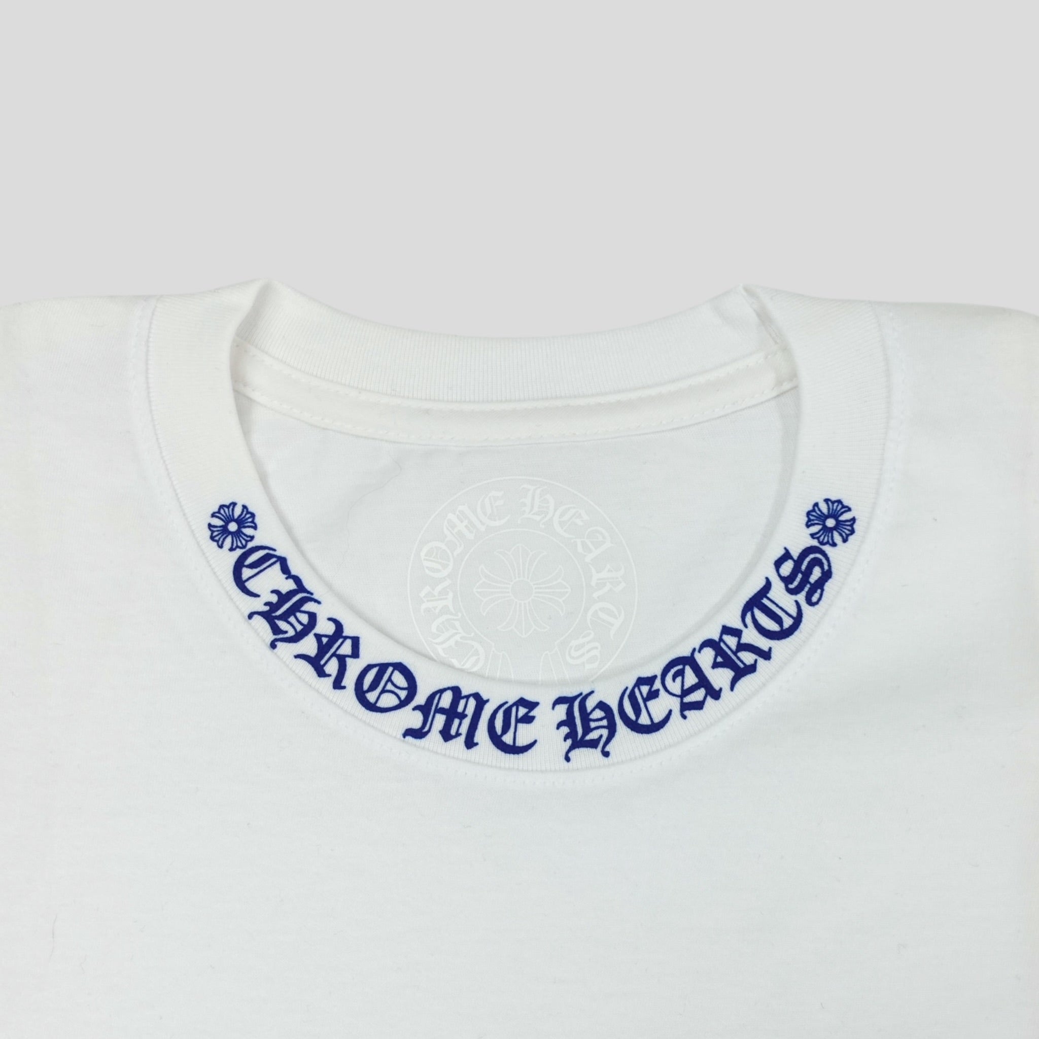 T-shirt Chrome Hearts avec logo sur le col blanc/bleu