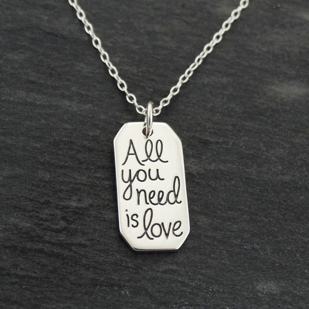 Collier « All You Need Is Love » – Breloque citation en argent sterling sur chaîne de 40 cm