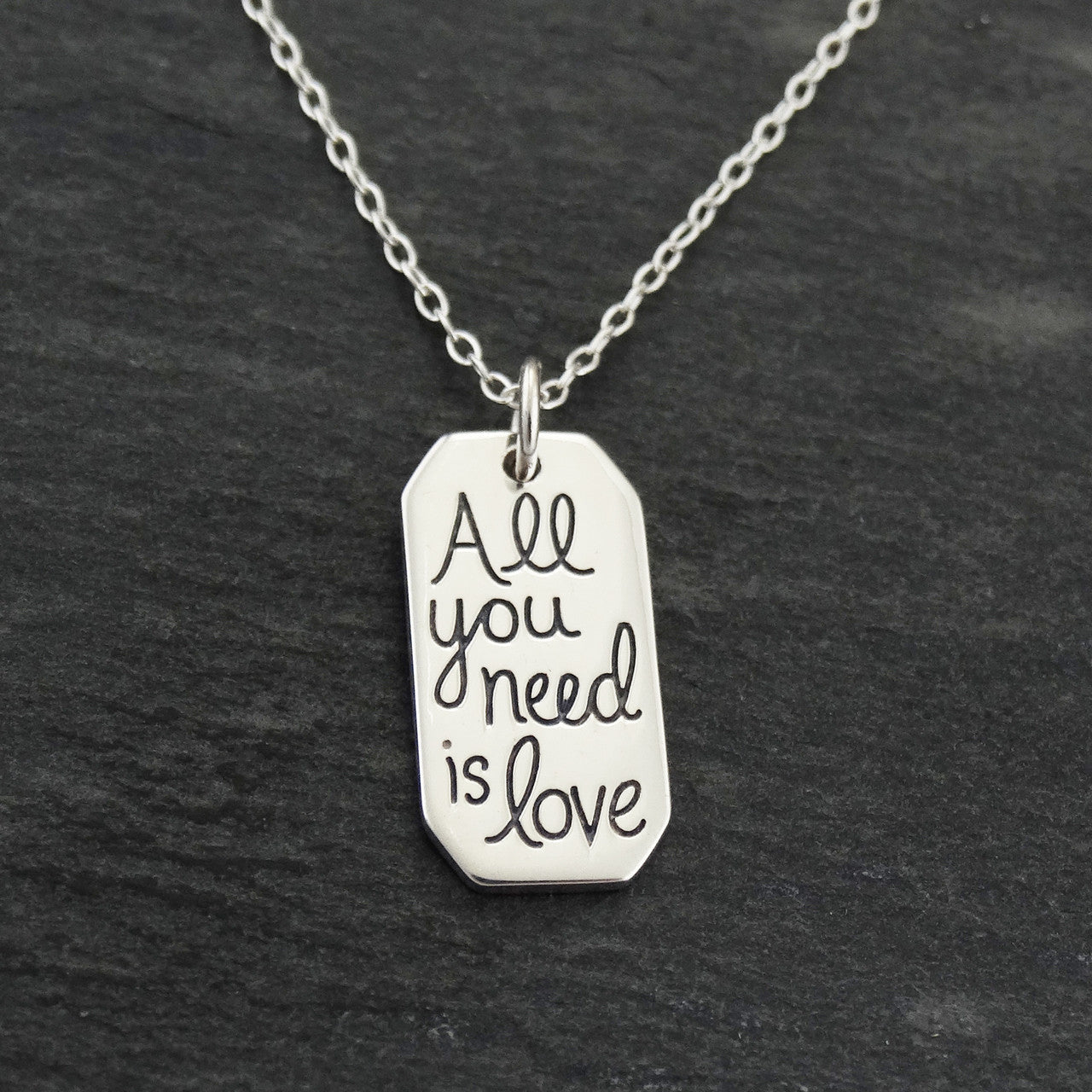 Collier « All You Need Is Love » – Breloque citation en argent sterling sur chaîne de 40 cm