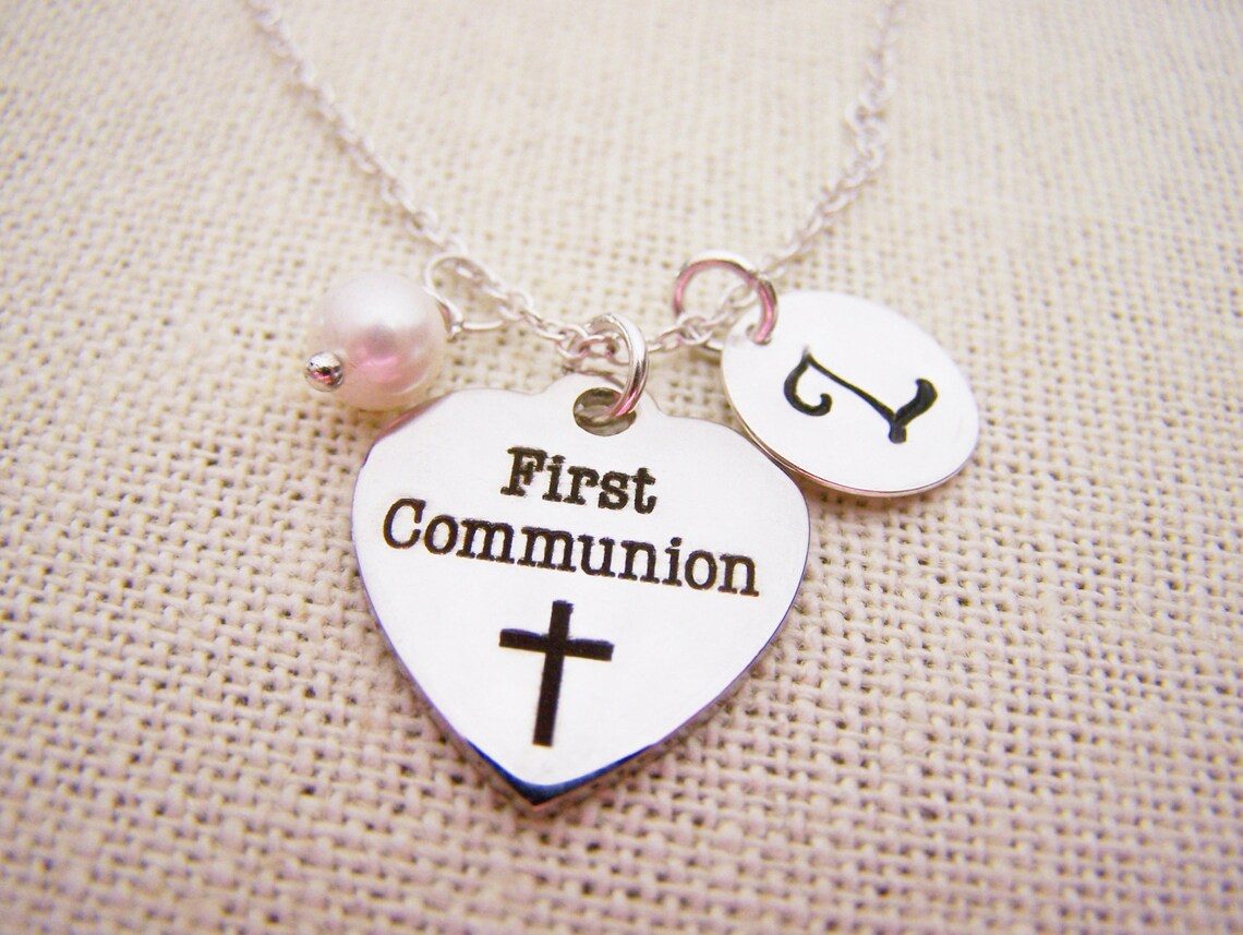 Collier de première communion – Argent sterling avec perle, initiale et breloque cœur en acier inoxydable