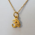 Collier Om minuscule doré – Symbole de yoga minimaliste sur une chaîne remplie d'or de 40 cm